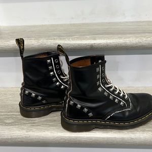 Cool and comfortable black boots with white stitching!